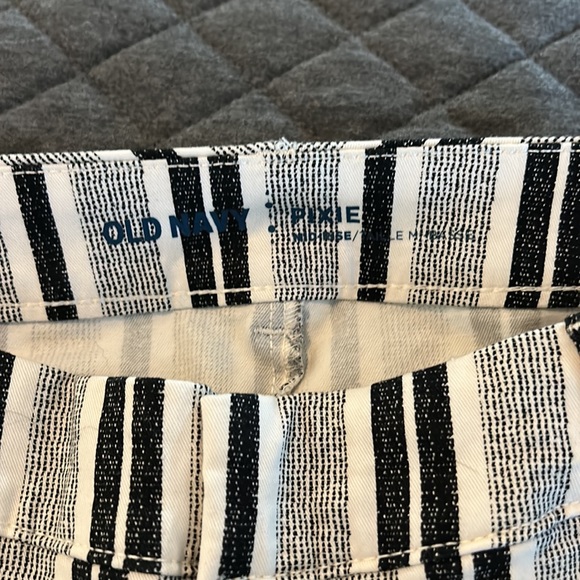 🆕 Ladies Old Navy Pixie Mid-Rise Shorts 💗 Size 6 - Picture 2 of 4